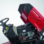 Dettaglio: trattorino tagliaerba rosso Troy-Bilt Horse 105T-R con cofano aperto.