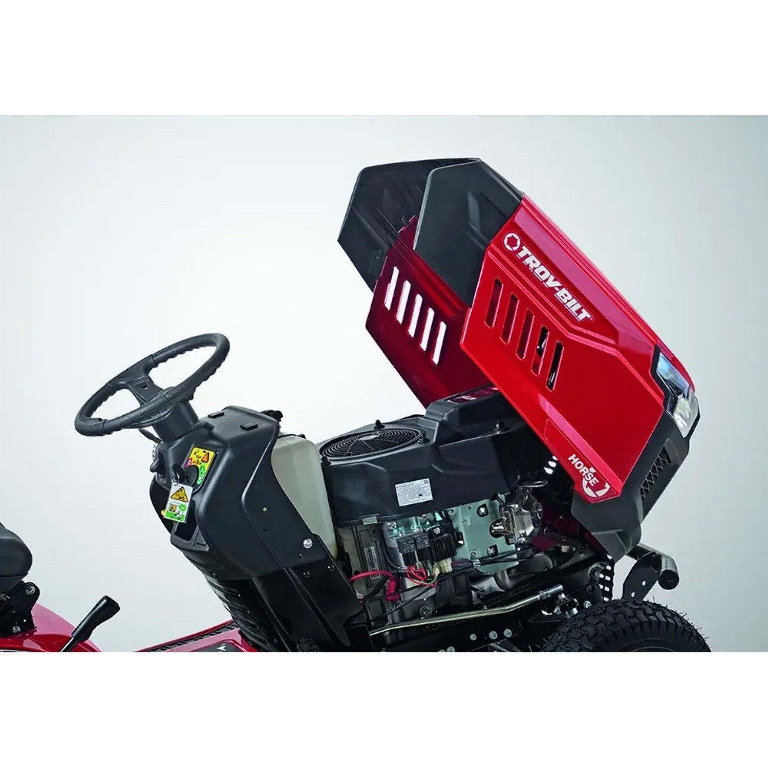 Dettaglio: trattorino tagliaerba rosso Troy-Bilt Horse 105T-R con cofano aperto.