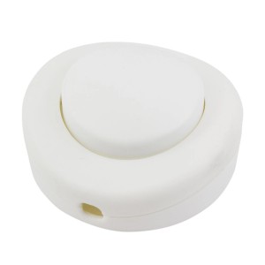 Interruttore intermedio t.b.t. bianco per installazione elettrica.