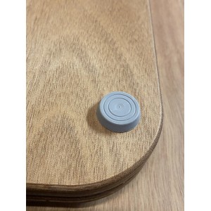 Dettaglio di un accessorio doccia t.b.t. grigio su legno.