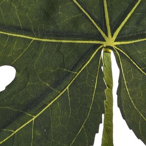 Dettaglio di una foglia verde della pianta artificiale.