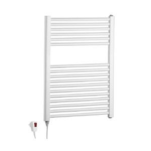 Scaldasalviette elettrico bianco per il bagno. Radiatore con barre orizzontali.