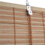Dettaglio di una tenda a rullo o pacchetto t.b.t. marrone in bambù con sospensione.