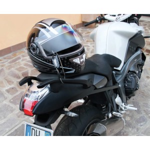 Motocicletta con casco assicurato da lucchetto t.b.t. Categoria: Lucchetti.