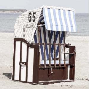 Sedia a sdraio Quadri con strisce blu e bianche e il numero 65 sulla spiaggia.