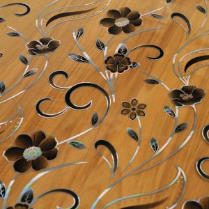 Tovaglia con motivo floreale nei toni del marrone e argento.