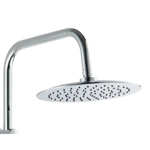 Soffione doccia a pioggia cromato, parte di una colonna doccia. Forma rotonda con getti sottili.