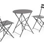 Set di mobili da giardino grigio: tavolo e due sedie, ideale per balcone o patio.