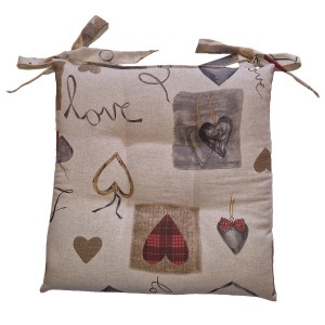 Cuscino quadrato per sedia con cuori, scritta love e lacci.