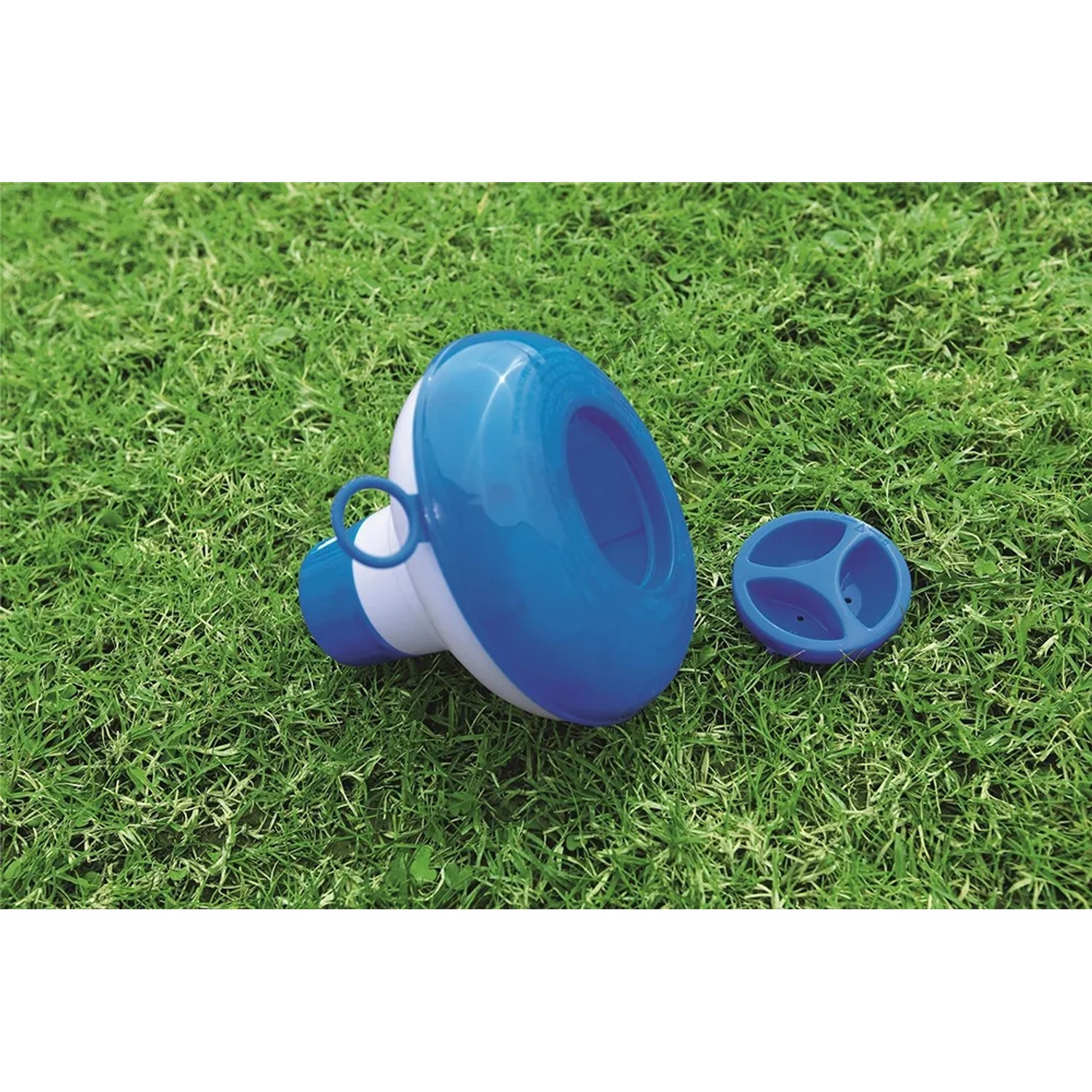 Galleggiante per prodotti chimici per piscina Bestway per il dosaggio di pastiglie di cloro o bromo, blu e bianco.