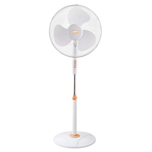 Ventilatore da terra bianco con griglia di protezione per l'estate.
