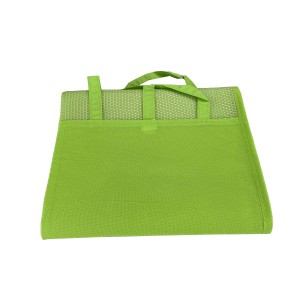 Materassino da campeggio t.b.t. verde con manici, piegato.