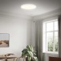 Plafoniera LED Brilo Slim bianca e rotonda (22 W) in soggiorno con illuminazione indiretta.
