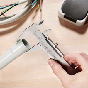 Calibro LUX Comfort 150 mm che misura un tubo, strumento per misurazioni precise.