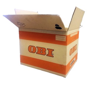 Scatola di trasloco OBI aperta con strisce arancioni e logo.