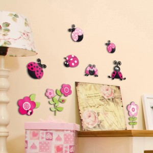 Set di adesivi da parete: coccinelle e fiori, rosa/verde, per decorare le camerette dei bambini.