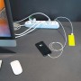 Ciabatta t.b.t. collegata con smartphone e power bank su una scrivania.