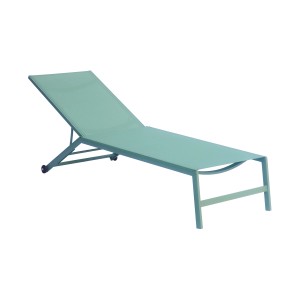 Lettino prendisole azzurro per giardino e terrazza. Relax all'aperto.