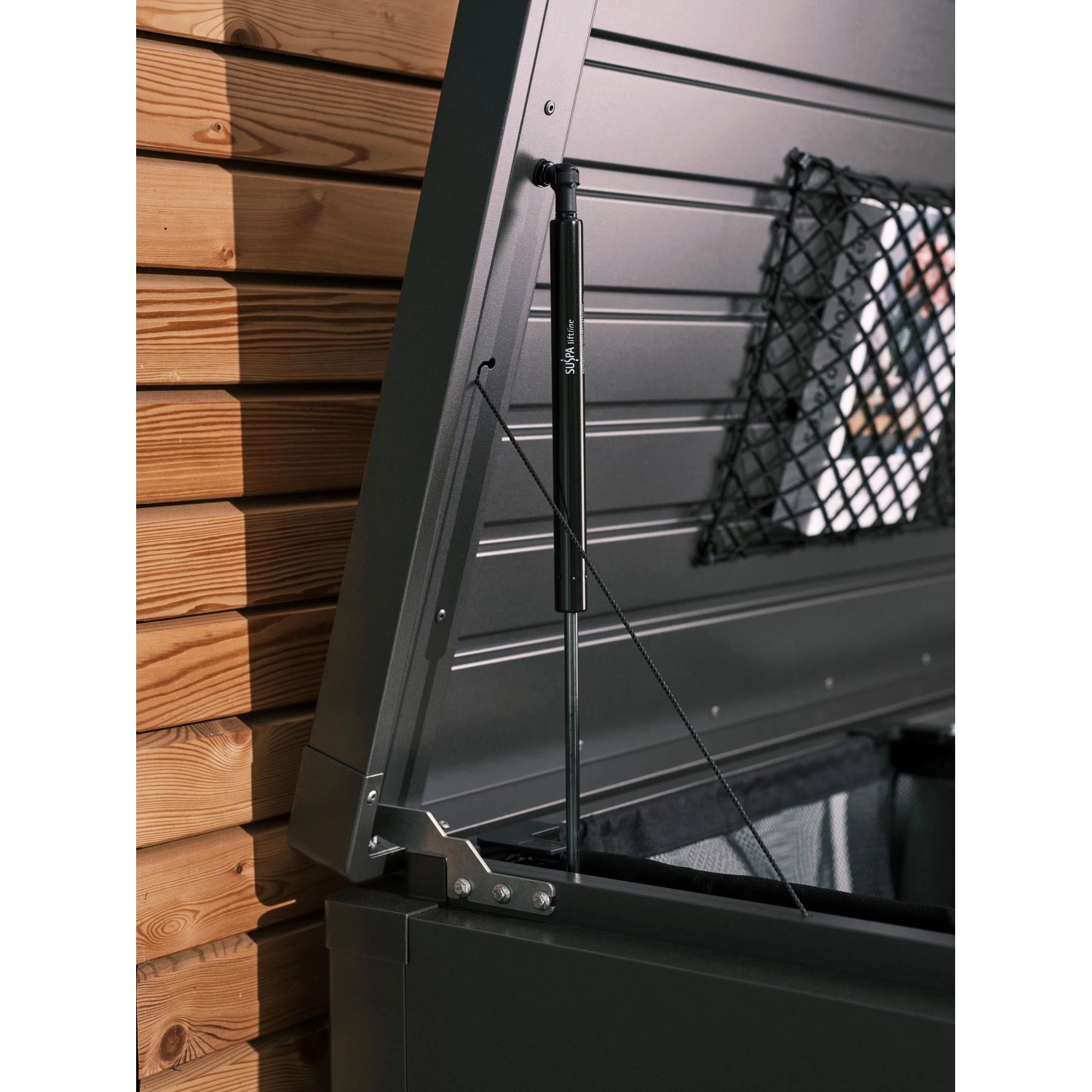 Biohort StyleBox 170 grigio scuro metallizzato aperta. Molla a gas tiene il coperchio, rete interna. Box universale.
