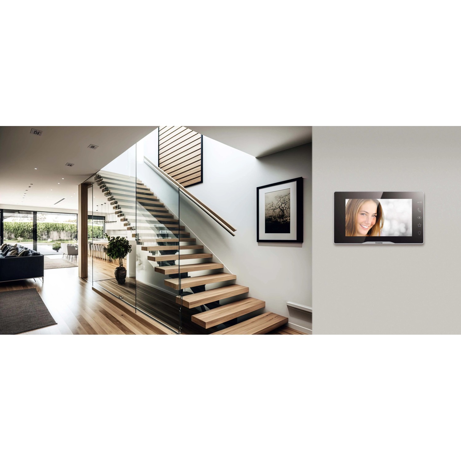 Citofono t.b.t. a parete in corridoio moderno.