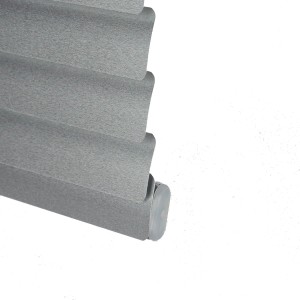 Dettaglio di una tenda veneziana t.b.t. grigia, texture tessile.