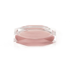 Dispenser sapone t.b.t. in plastica trasparente con sapone rosa.