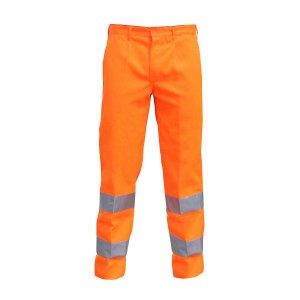 Pantaloni da lavoro arancioni con riflettori per una migliore visibilità.