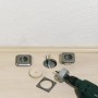 Set di seghe a tazza LUX (4 pezzi) in uso per forare una presa in legno.