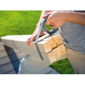 Mani legano legno con nastro telato LUX-TOOLS argento. Nastro adesivo robusto per riparazioni in giardino o casa.