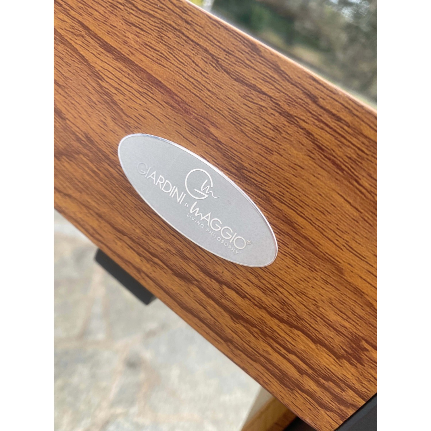 Dettaglio del piano del tavolo da giardino con logo.