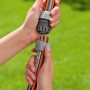 Raccordo riparatore Gardena 19 mm (3/4) per tubo da giardino in fase di collegamento.