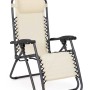 Sedia da giardino beige con poggiatesta e struttura in metallo nero.