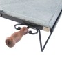 Piastra per barbecue in pietra con manico in legno e telaio in metallo nero. Accessorio per barbecue.