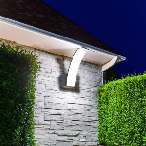 Moderna applique LED da esterno con design curvo su parete in pietra.