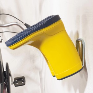 Gancio per stivali zincato con stivale di gomma giallo al muro.