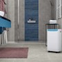 Deumidificatore t.b.t. bianco in bagno con accenti blu.