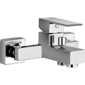 Miscelatore per vasca da bagno cromato moderno con design squadrato.