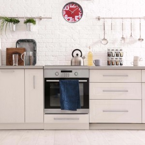 Scena di cucina con orologio da parete rosso. Orologio decorativo per cucina e sala da pranzo.
