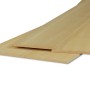 Listelli in legno piallato, colore legno chiaro.