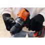 Avvitatore a batteria Black+Decker in azione, arancione e nero.