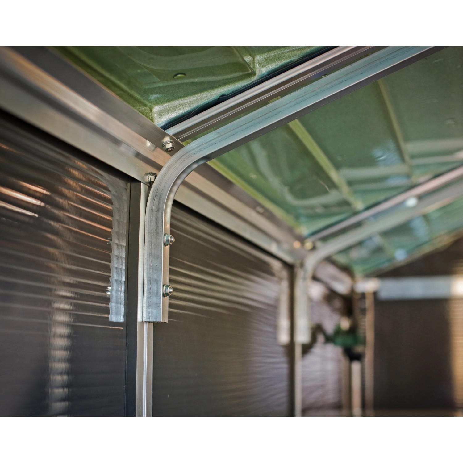 Dettaglio: Telaio metallico del capanno Palram Rubicon in antracite. Costruzione robusta.