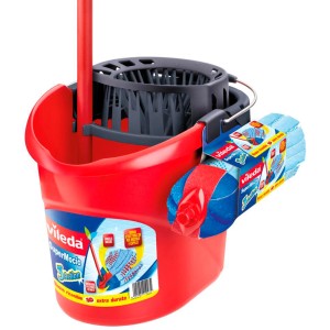 Secchio rosso per la pulizia con strizzatore e mocio Vileda SuperMocio.