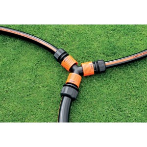 Raccordo a T per tubo irrigazione su prato. Connettore per tubi da giardino.