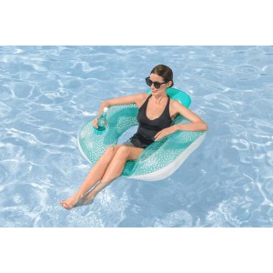 Donna si rilassa su materassino gonfiabile t.b.t. turchese in piscina.