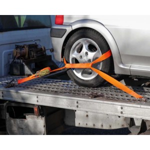 Cinghia a cricchetto arancione che fissa una ruota su un rimorchio. Categoria: Tenditori e cinghie.