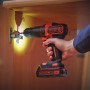 Avvitatore a percussione Black+Decker avvita un armadio, con luce LED.