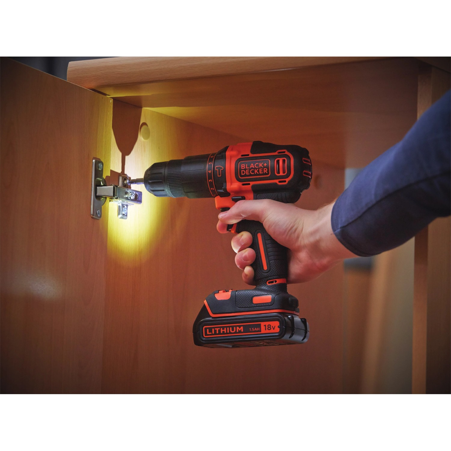 Avvitatore a percussione Black+Decker avvita un armadio, con luce LED.