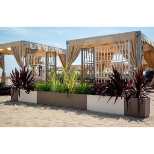 Fioriere rettangolari da esterno t.b.t. bianche e marroni con piante.