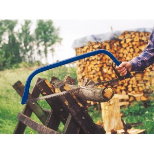 Seghetto LUX Comfort 530 mm taglia legna su un cavalletto.