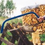 Seghetto LUX Comfort 530 mm taglia legna su un cavalletto.